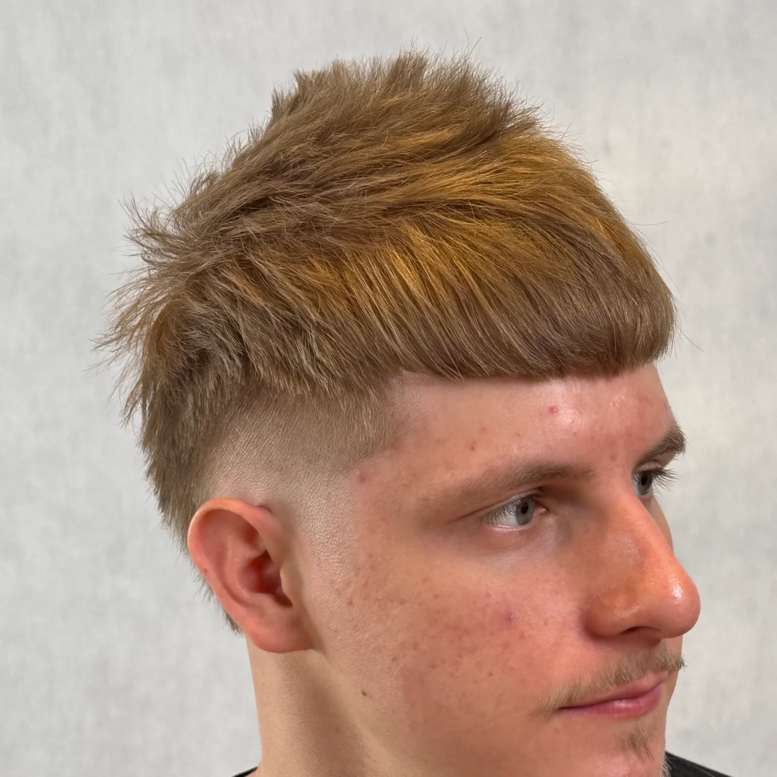 Burst fade z cropem w czasie salonowym