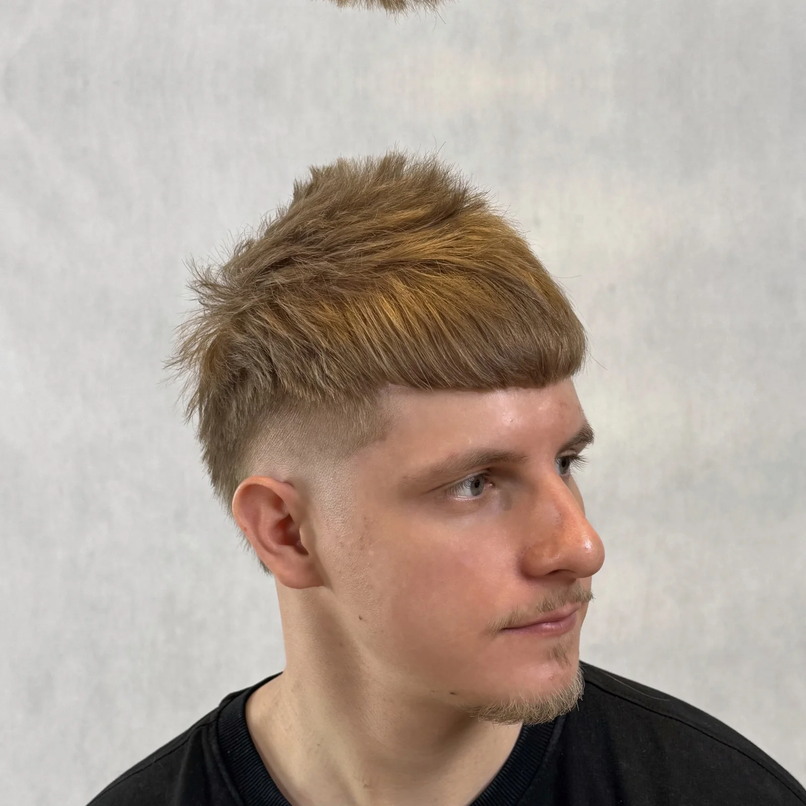 Burst fade z cropem w czasie salonowym
