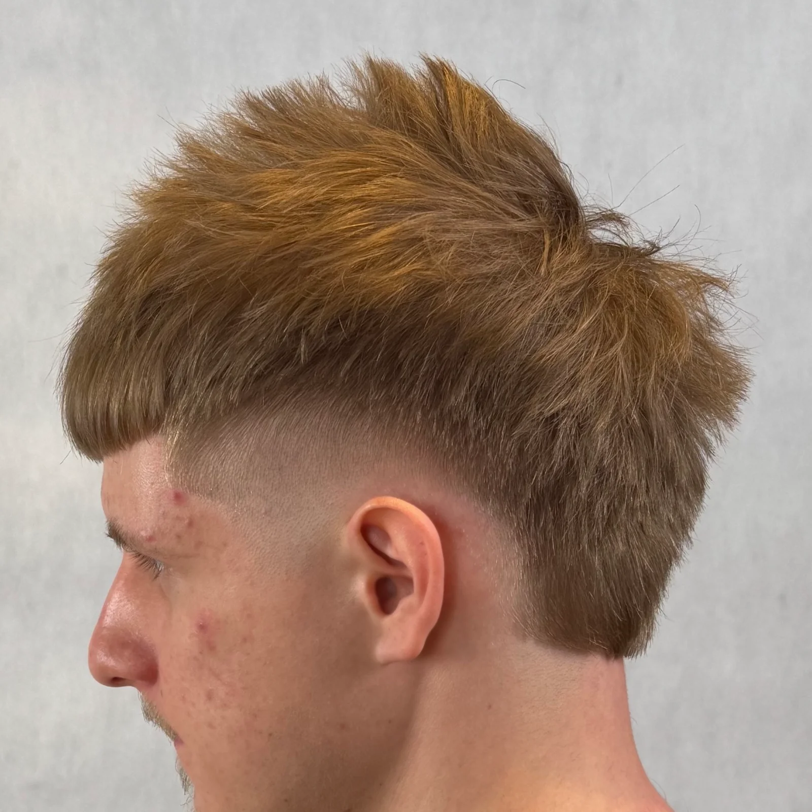 Burst fade z cropem w czasie salonowym - zdjęcie 2