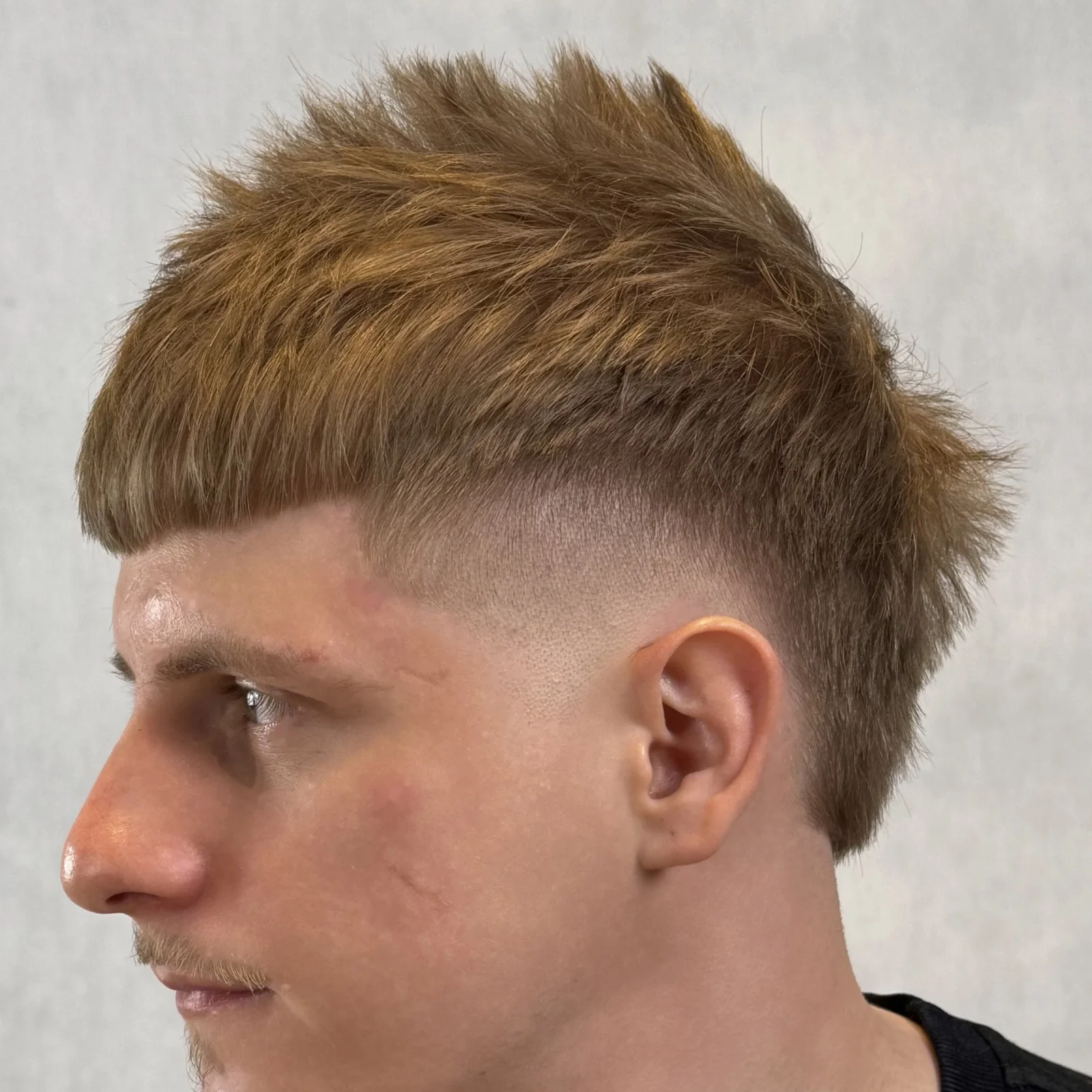 Burst fade z cropem w czasie salonowym - zdjęcie 3