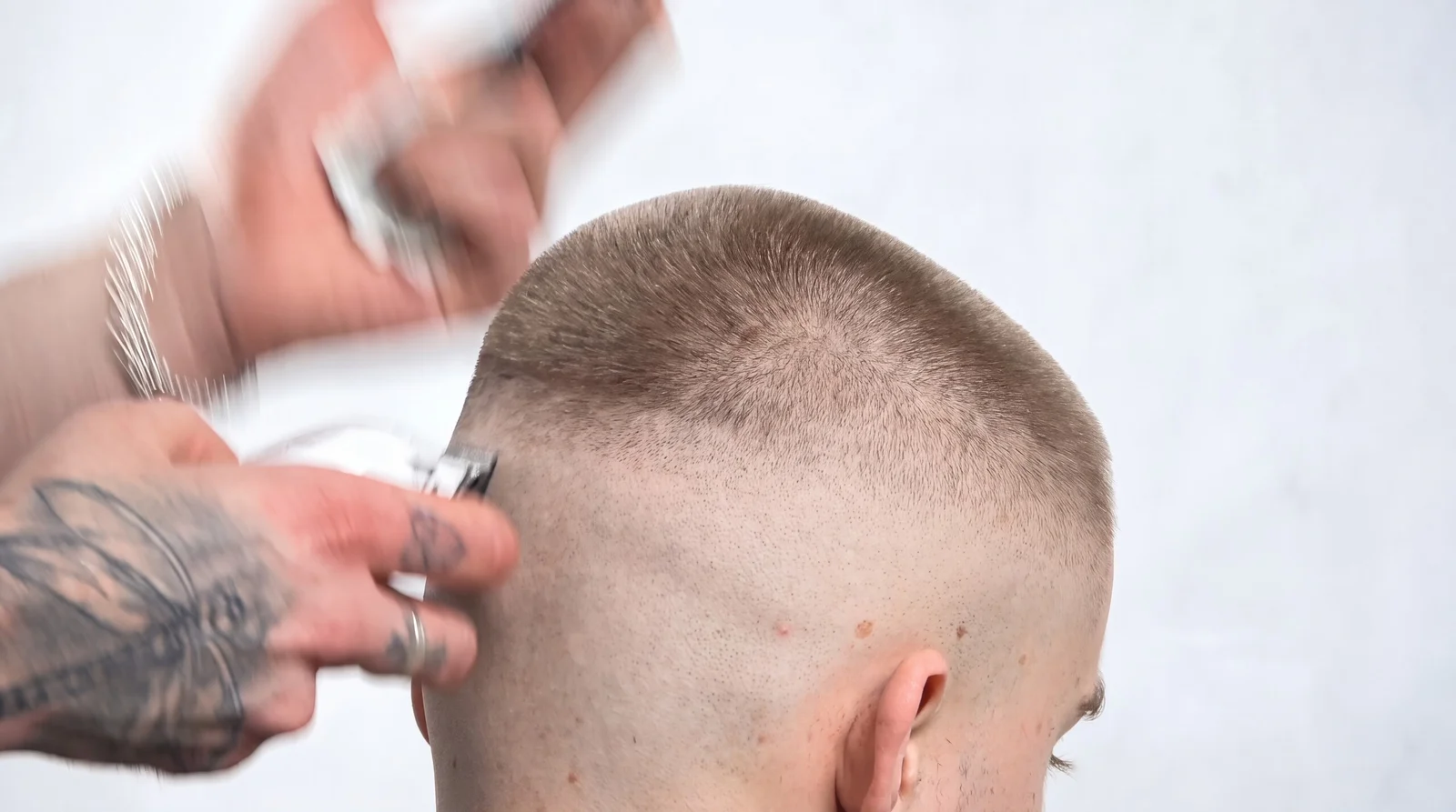 Buzz cut z fade w strefach - zdjęcie 4