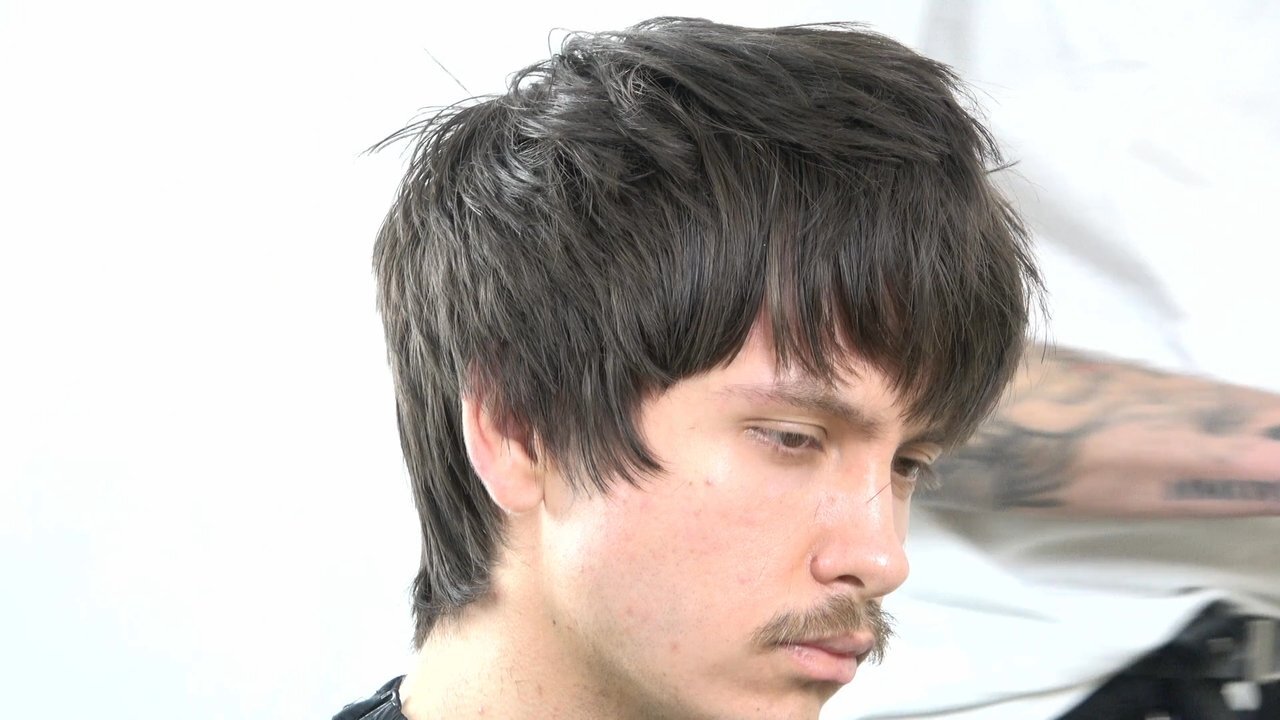 Mod cut na włosach półdługich - zdjęcie 6