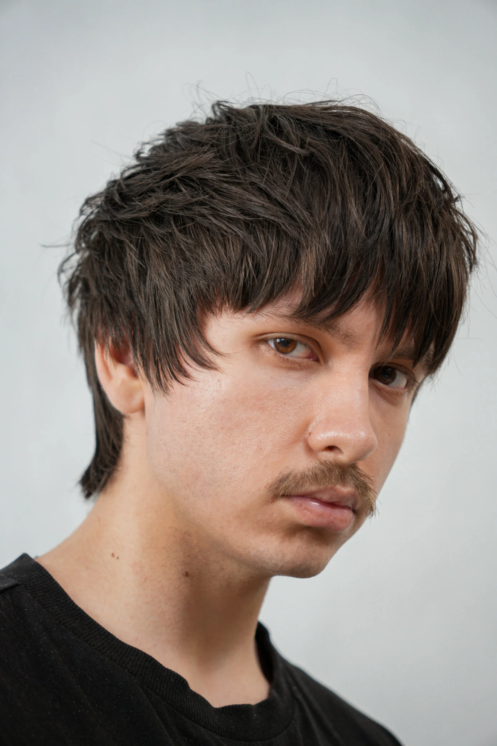 Mod cut na włosach półdługich - zdjęcie 2