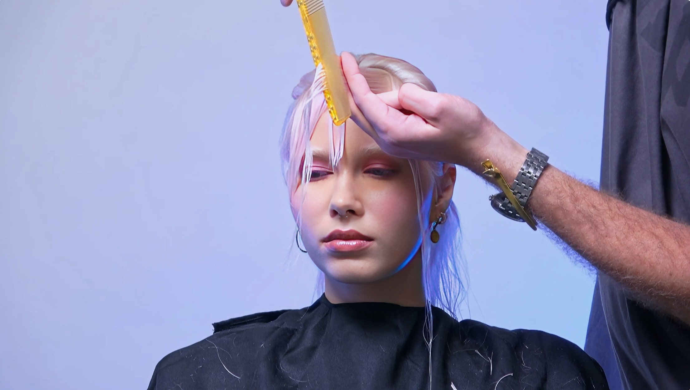 Praca nożem chińskim przy strzyżeniu Wavy Mullet